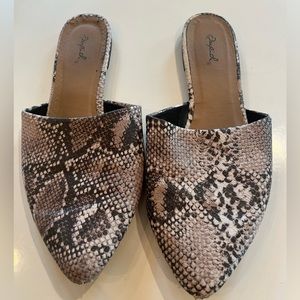 Qupid Snake Point Toe Slides